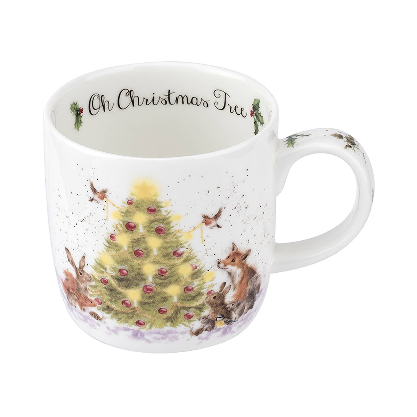 Auf dem Becher Oh Christmas Tree von Wrendale Designs sitzen Tiere um einen geschmückten Weihnachtsbaum.