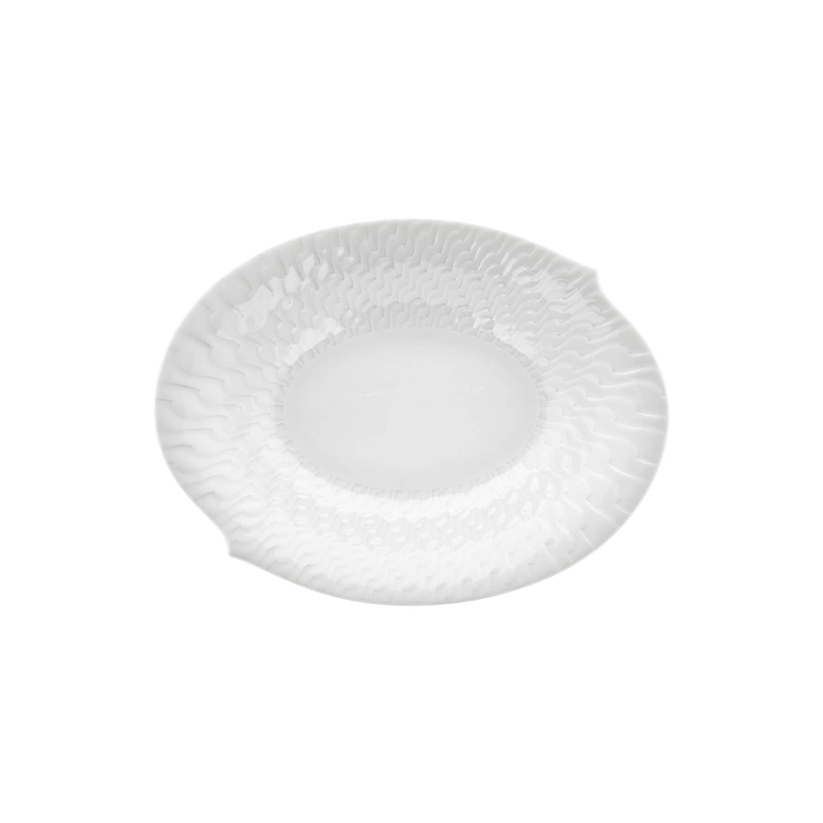 Die Wellenspiel Relief Beilagenschale klein von Meissen ist eine kleine weiße Porzellanschale. Sie hat strukturierte Wände und einen wellenartig geschwungenen oberen Rand.