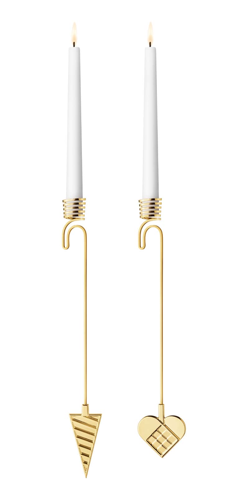 Nebeneinander sind die zwei Christbaumkerzenhalter des 2025 Kerzenhaltersets von Georg Jensen abgebildet. Einer hat am unteren Ende ein Herzmotiv und der andere eine Spitztüte.