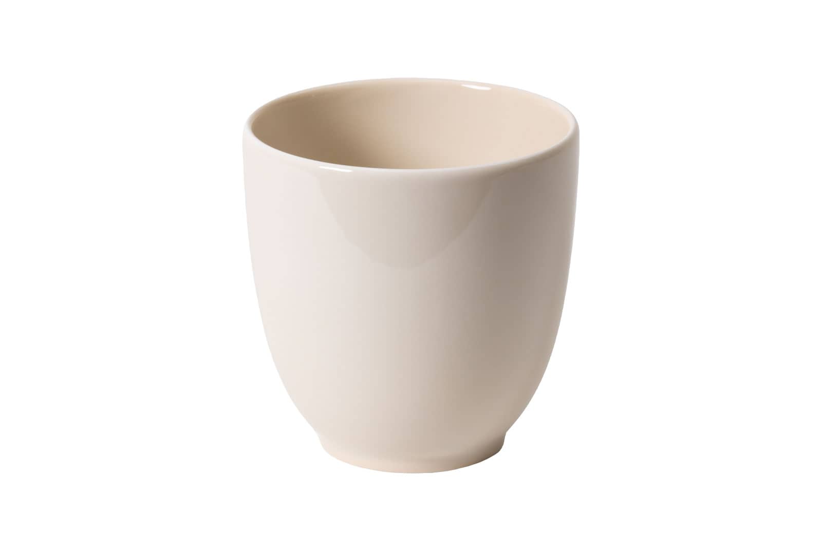 Der Dibbern One Color sand Becher ist ein henkelloser Porzellanbecher mit beigefarbener Glasur.