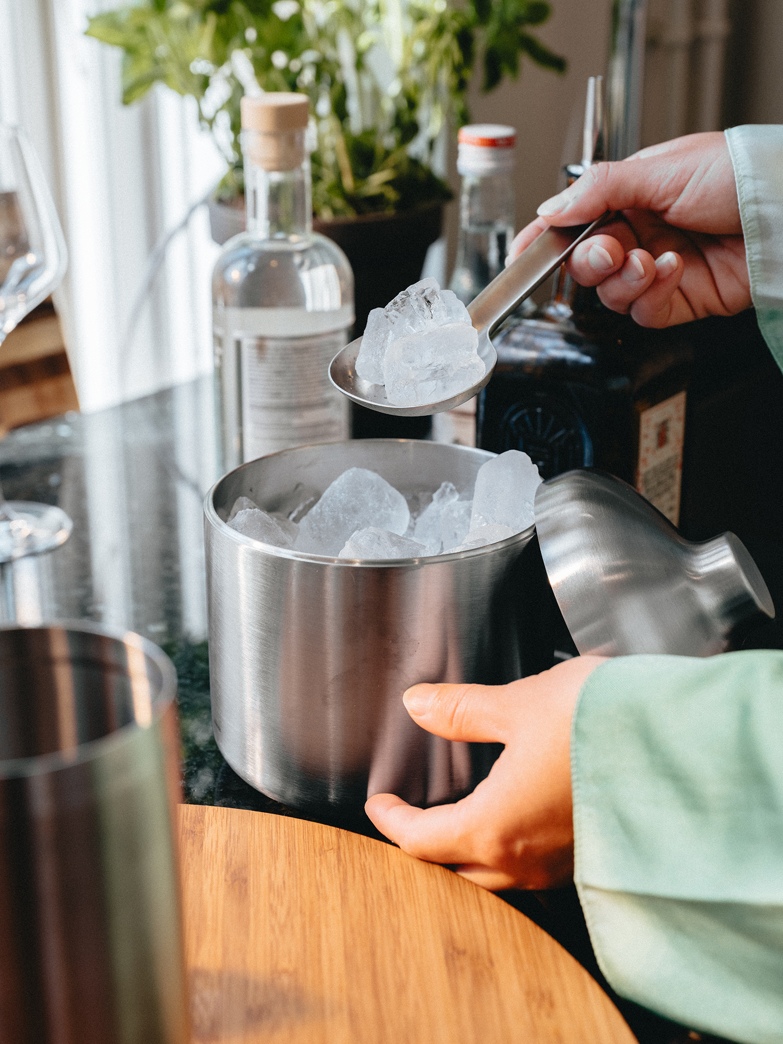 In dem Eiseimer finden große und kleine Eiswürfel sowie crushed Ice einen stilvollen Auftritt.