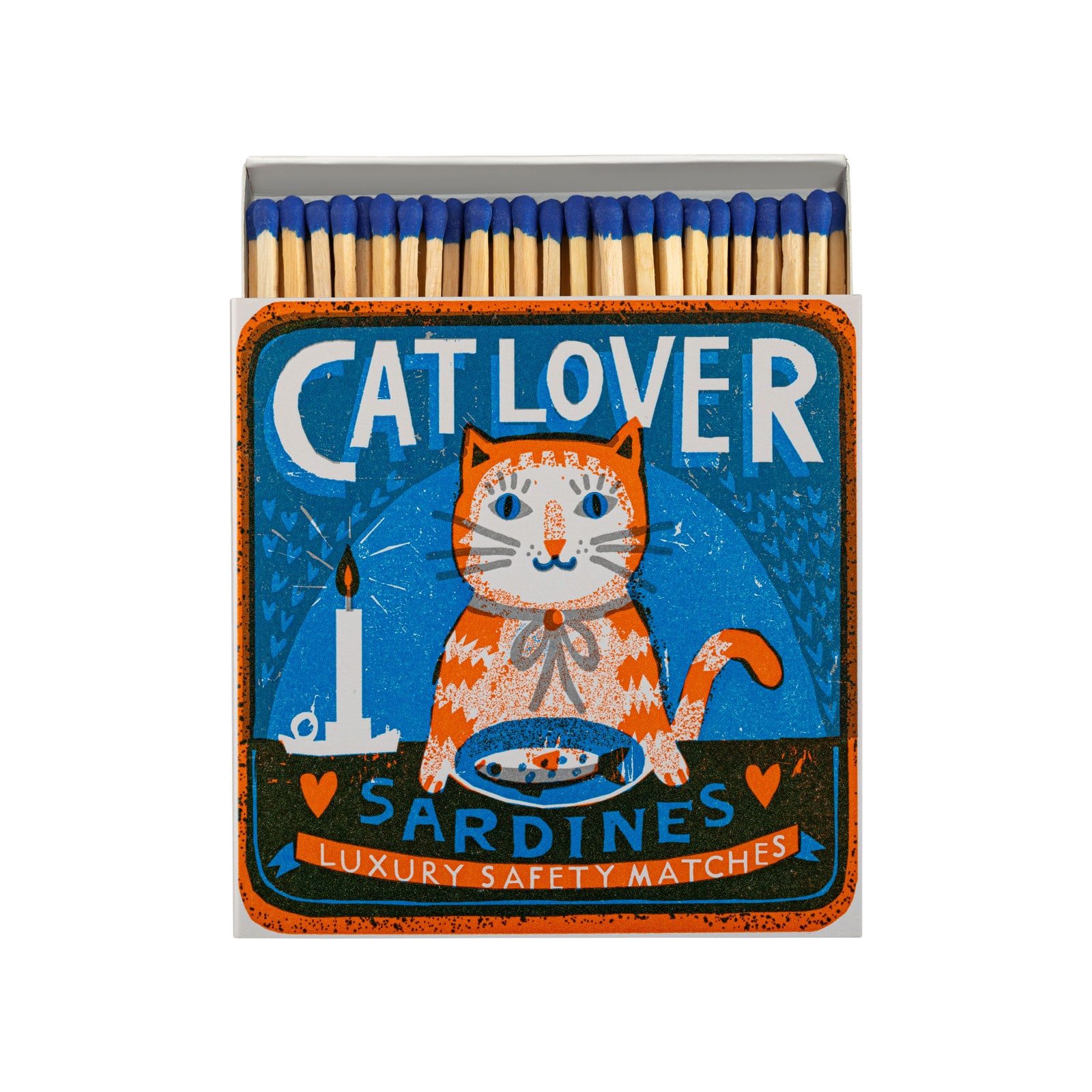 Die Schachtel der Streichhölzer Cat Lover Sardines von Archivist ist geziert von der Illustration einer Katze, die darauf wartet, endlich eine köstliche Sardine zu essen.