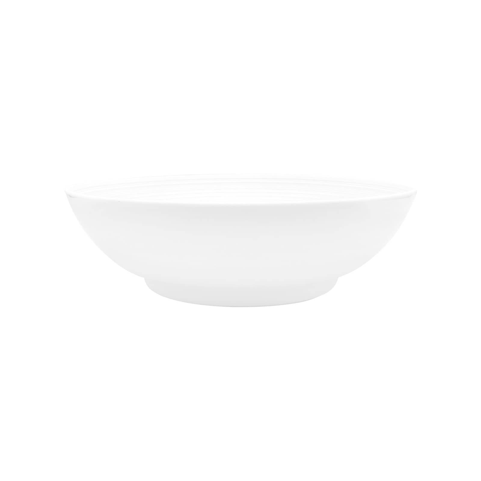Die Hémisphère Satin white Salad Bowl von Coquet ist eine Schüssel aus weißem Porzellan mit mattem Rillen-Finish auf der Außenseite.