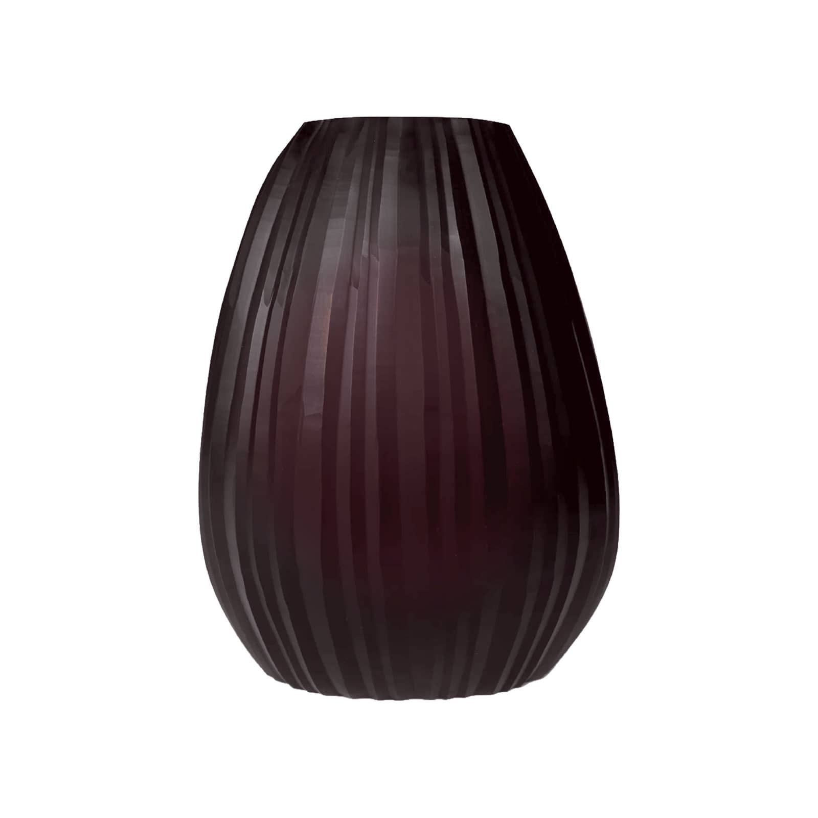 Die Otavalo Vase Tall in amethyst von Guaxs ist eine lilane Glasvase mit einer handgeschliffenen geriffelten Oberfläche.
