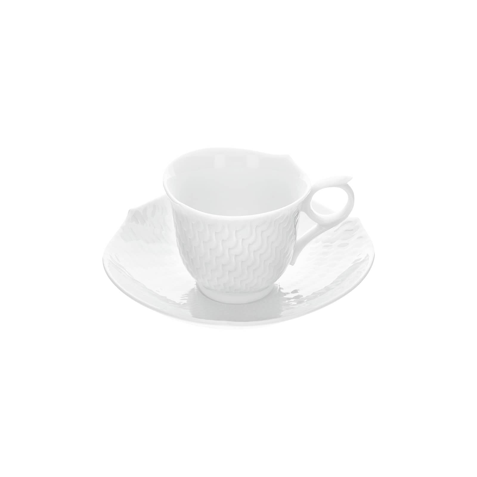 Die Wellenspiel Relief Espressotasse mit Untertasse von Meissen ist von außen strukturiert und hat einen wellenartig geschwungenen oberen Rand.