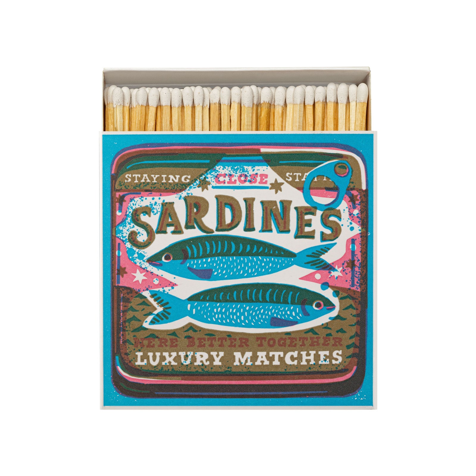 Die Streichhölzer Better Together Sardines befinden sich in einer quadratischen Schachtel, deren Motiv einer Sardinendose nachempfunden ist.