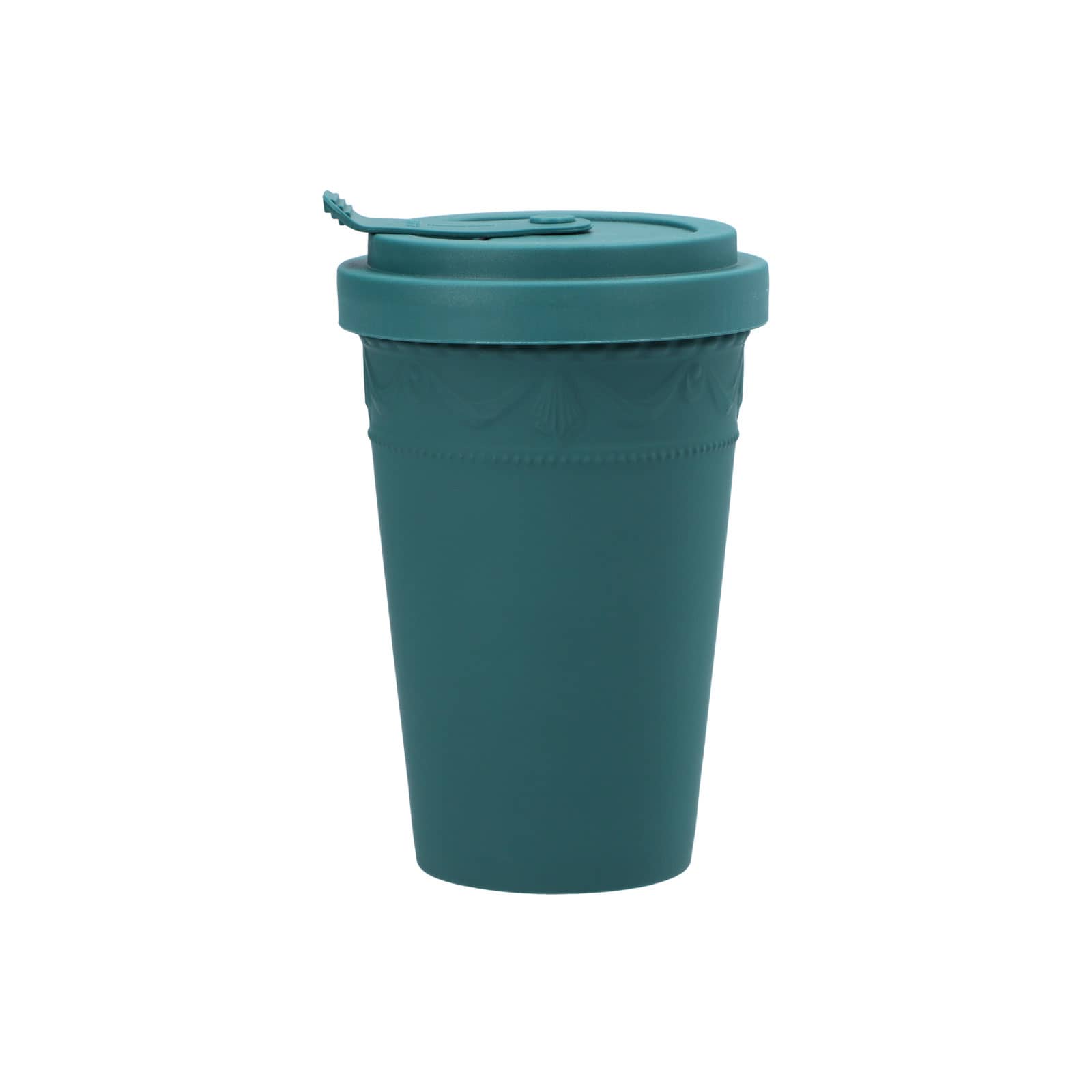 Der Kurland grün To-Go Becher mit Deckel von KPM hat eine türkisgrüne Farbe und einen gleichfarbigen Deckel. Der Rand des Bechers wird geziert durch ein hübsches klassizistisches Relief.