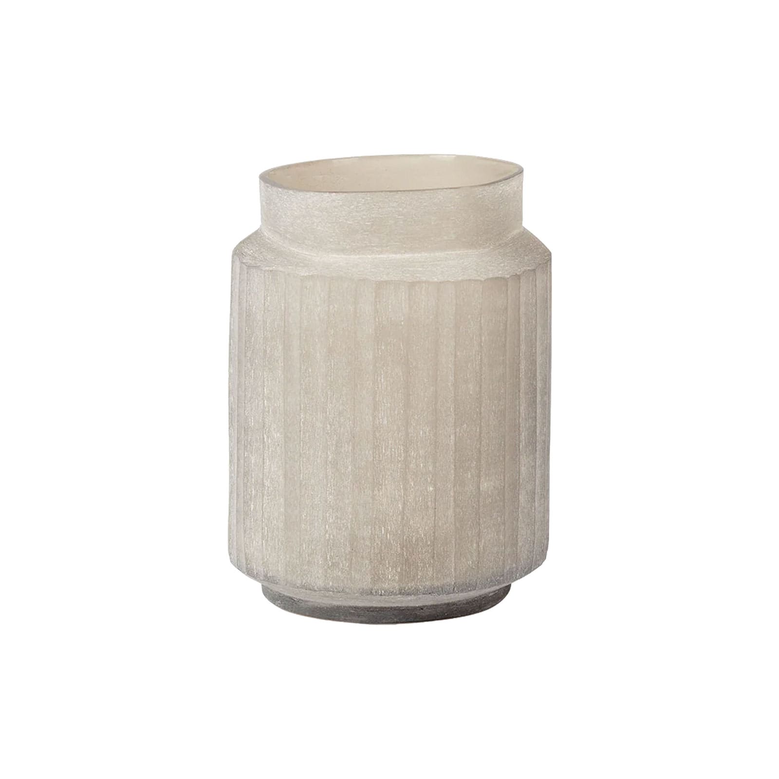 Eine zylindrische hellgraue Blumenvase mit gerillter Oberflächenstruktur. Die Struktur ist handgeschliffen, weswegen sie angenehm organisch unregelmäßig ist.