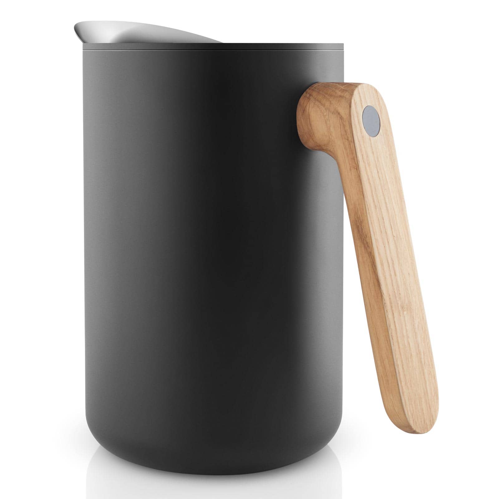 Die Eva Trio Nordic Kitchen IsolierkanneWasserkocher in schwarz mit Holzgriff vor weißem Hintergrund.