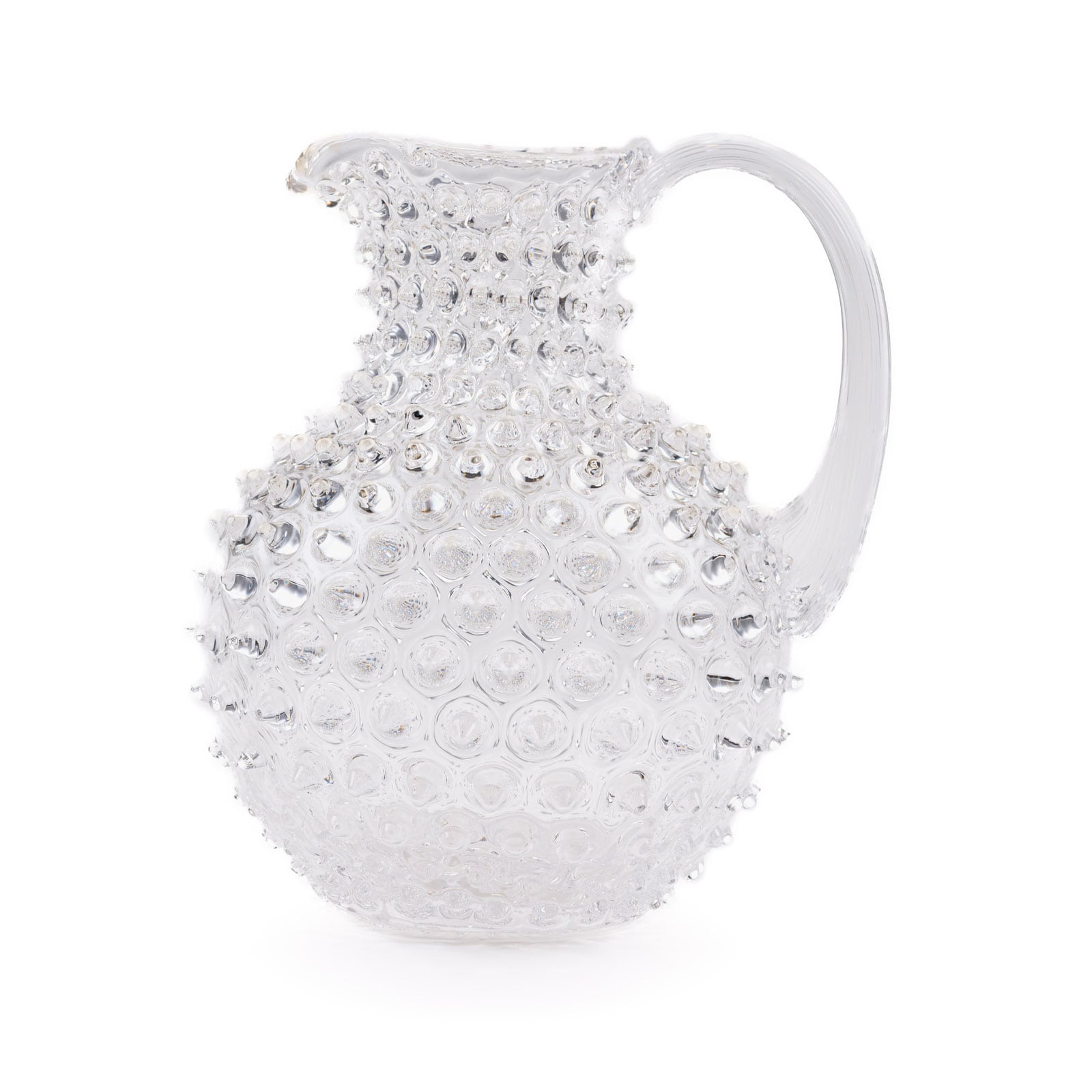 Der Paris Hobnail Krug Crystal von Anna von Lipa ist ein klarer Glaskrug mit bauchiger Form und kleinen Knubbeln auf der Oberfläche.