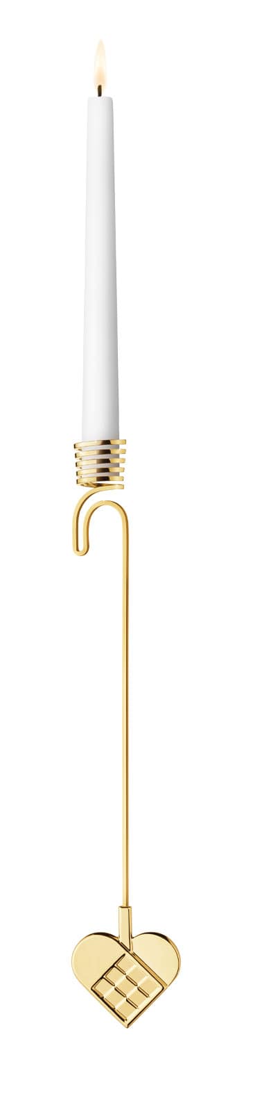 Der 2025 Kerzenhalter Herz von Georg Jensen ist ein Kerzenhalter aus goldenem Metall, der mit einem Draht auf einen Tannenbaumzweig gesetzt werden kann. Am Ende des Drahtes befindet sich ein goldenes Herz, das als Balancegewicht fungiert.