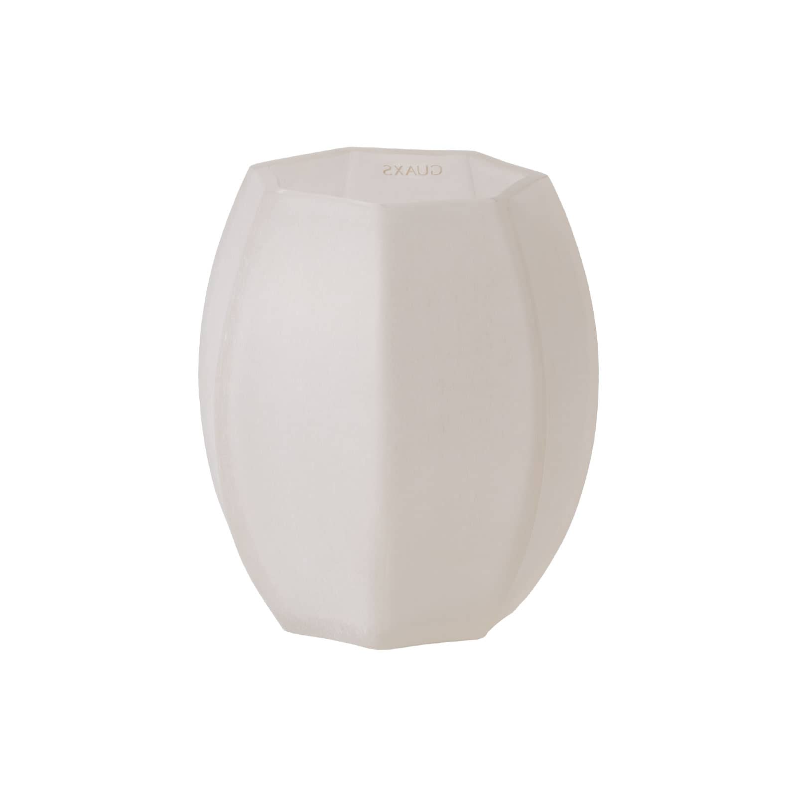 Eine bauchige Vase in organischer mehreckiger Form. Die Oberfläche des klaren Glases ist so geschliffen, dass sie weiß aussieht.