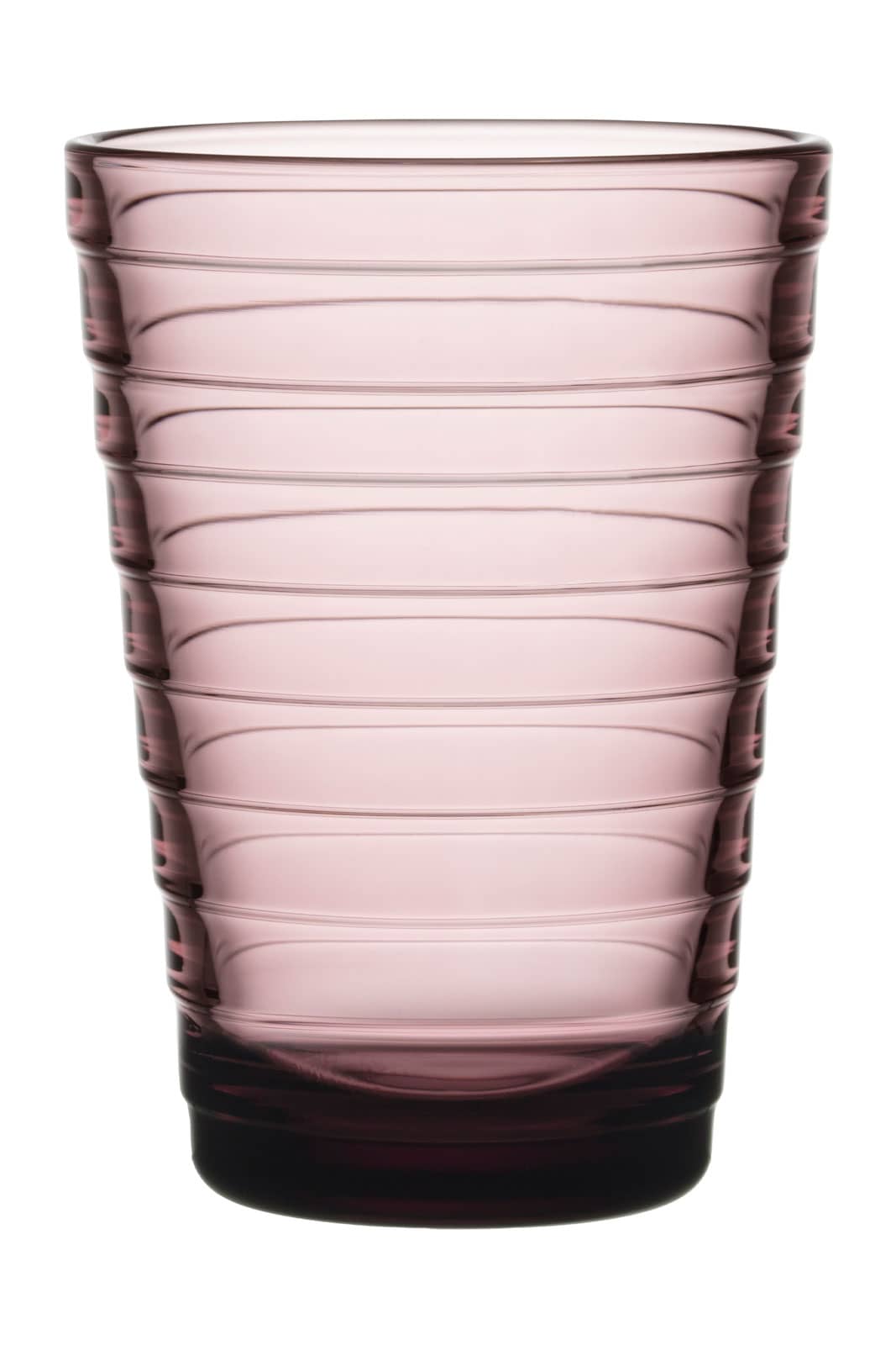 Das Aino Aalto Glas in violett ist ein Trinkglas in einem rauchigen Lilaton. Es ist geziert von horizontalen Rippen.