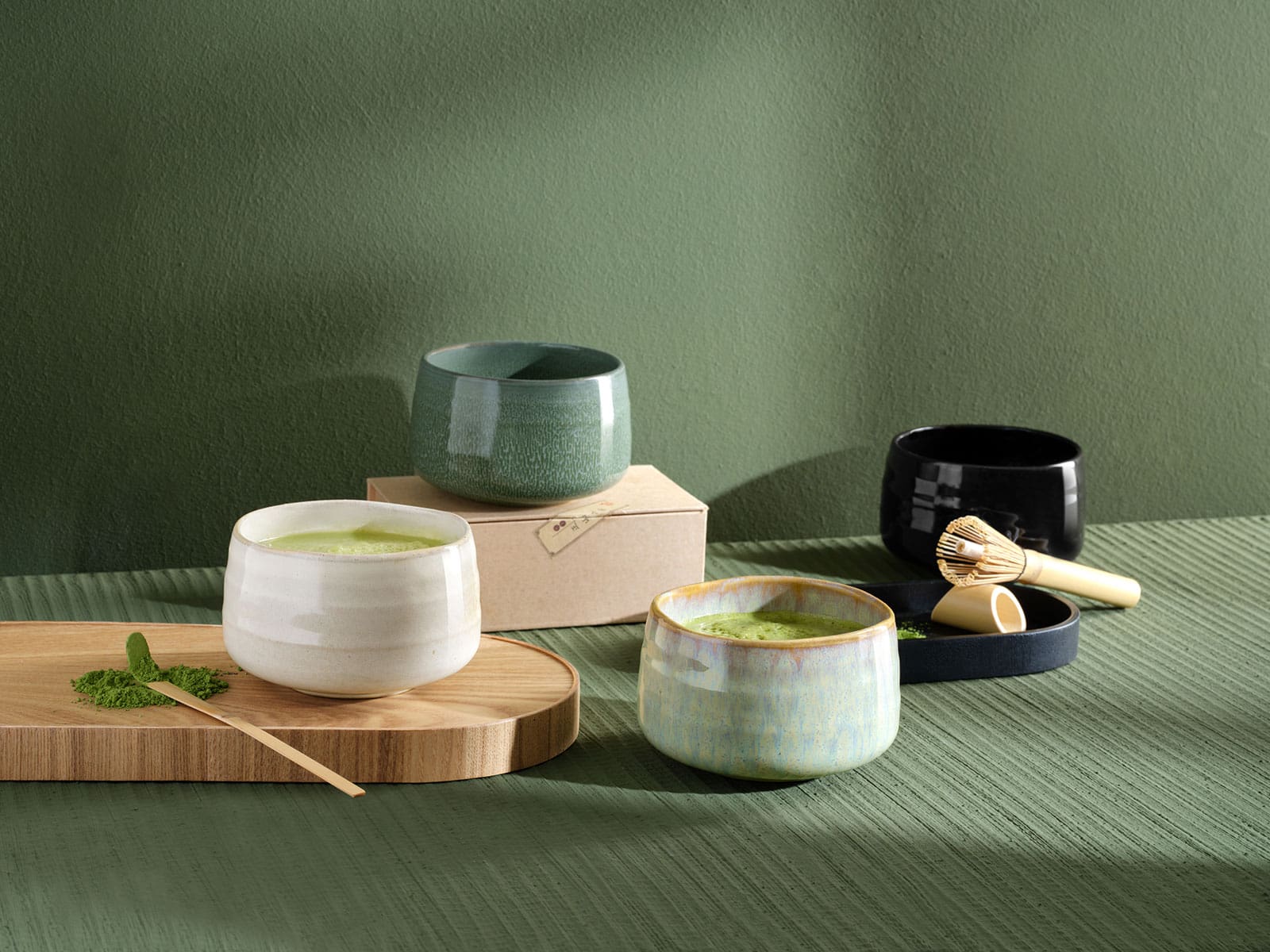 Stillleben der Matcha-Zubereitung in Matcha Schalen der Moribana Serie von Asa Selection.
