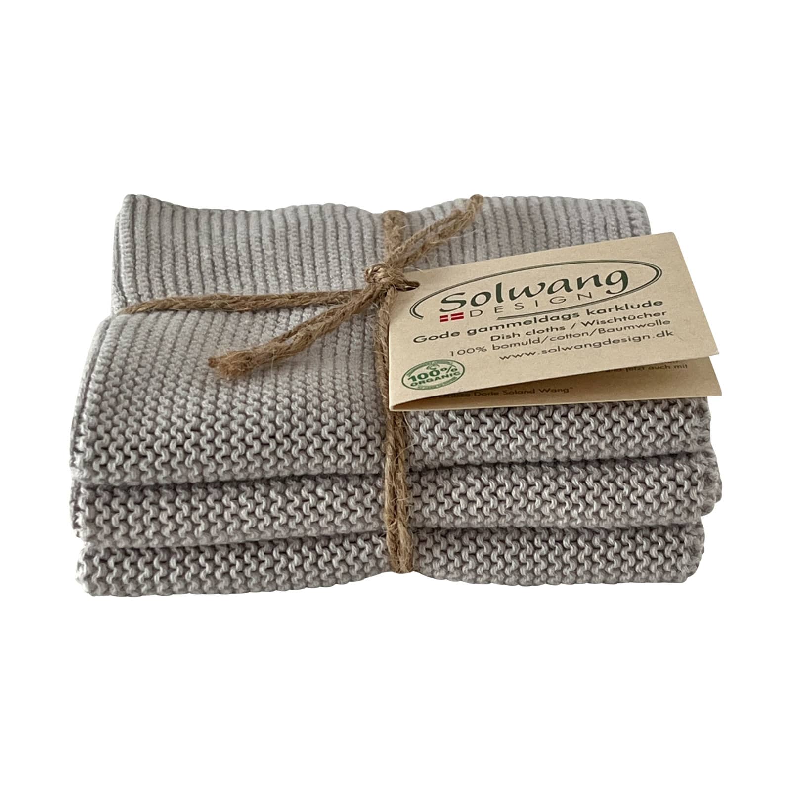 Das Solwang Wischtücher Set in hellem stahlgrau besteht aus drei gestrickten Waschlappen in einem hellen Grauton.