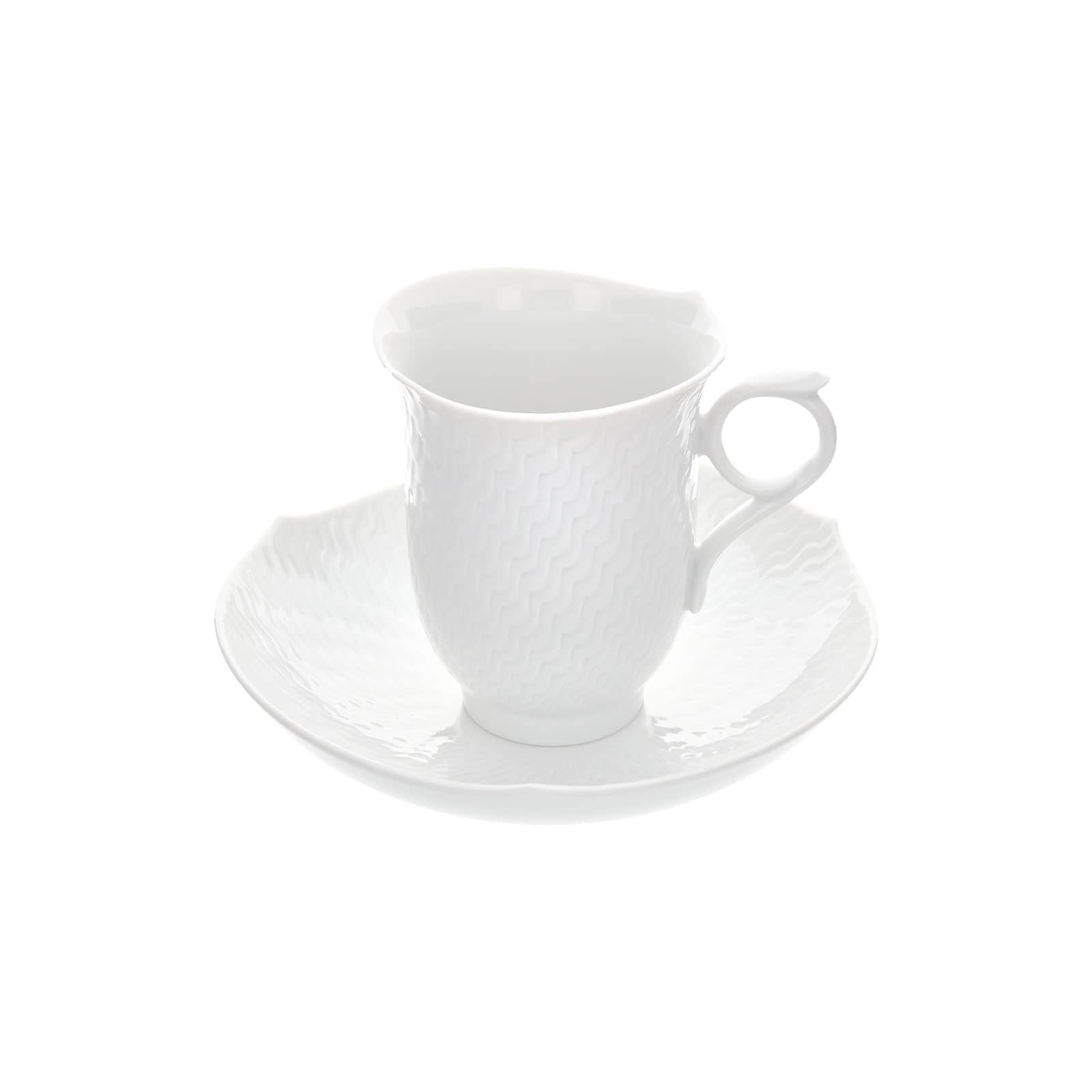 Die Wellenspiel Relief Kaffeetasse mit Untertasse von Meissen hat außen eine Reliefstruktur und einen wellenartig geschwungenen Rand an Tasse und Untertasse.