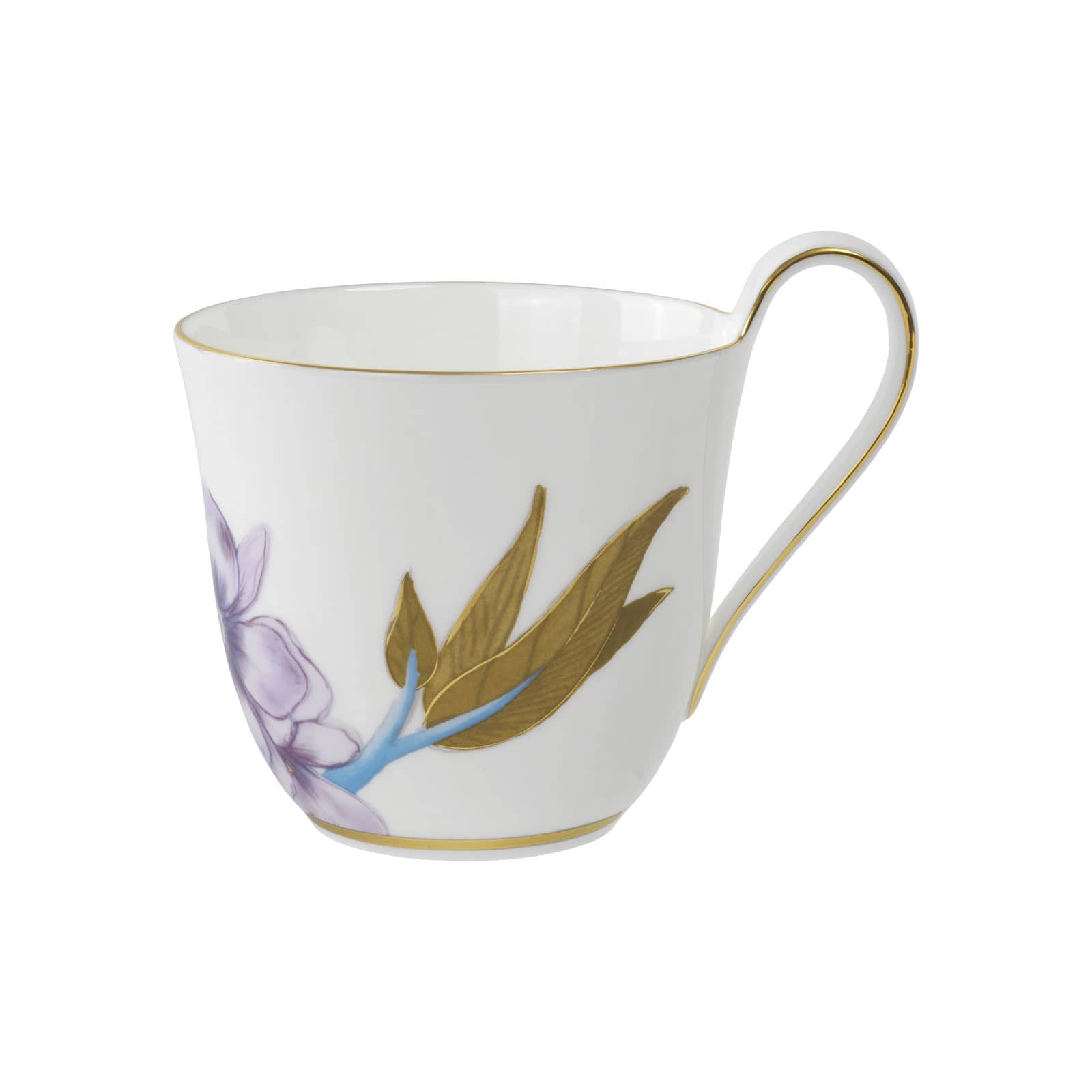 Die Flora Hochhenkeltasse Rhododendron von Royal Copenhagen ist ein Porzellanbecher, dessen Henkel über den Becherrand hinausragt. Er wird geziert von einem glänzenden Goldrand und einer Rhododendronillustration mit blauen Blüten.