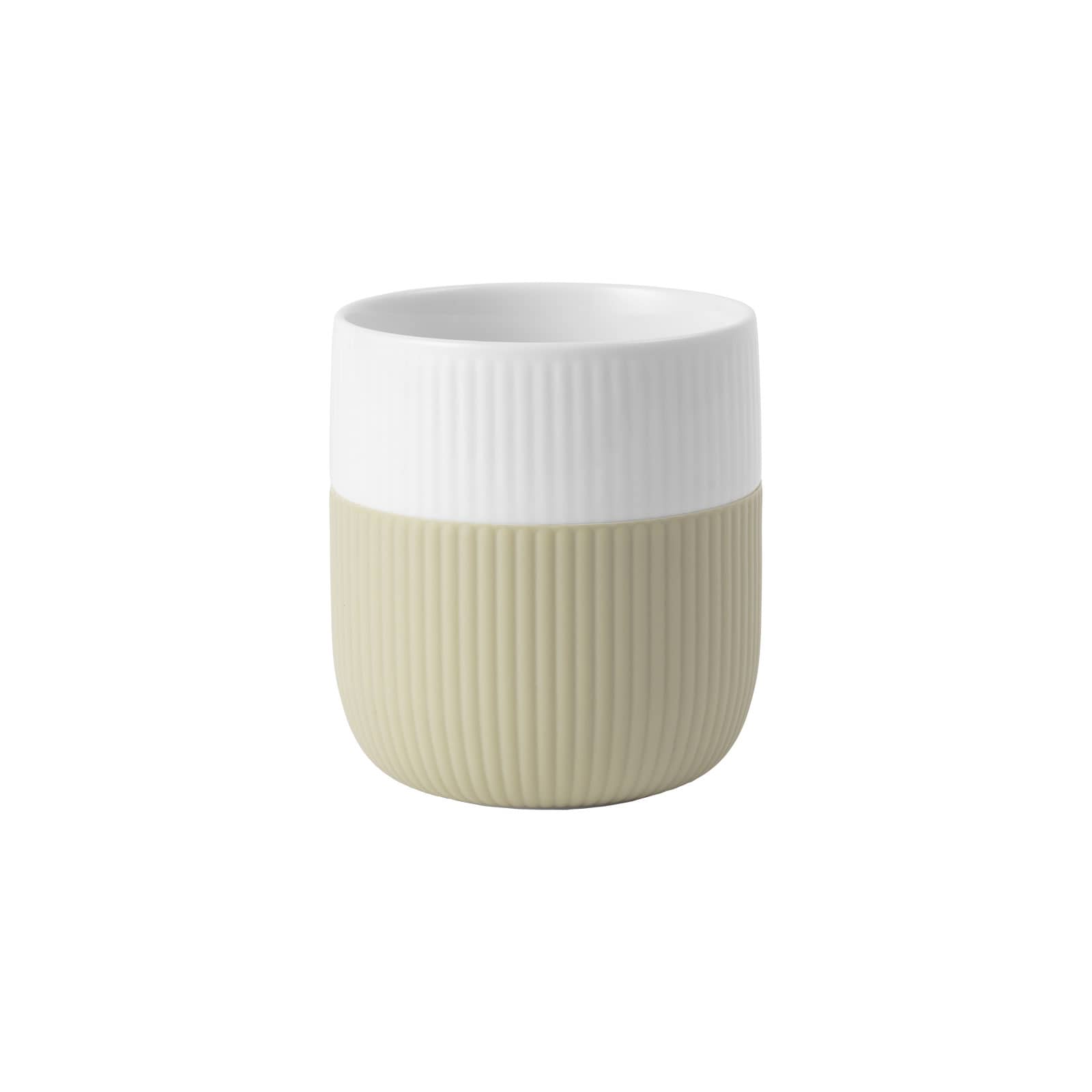 Der Gerippt Contrast Becher Sand von Royal Copenhagen ist ein henkelloser weißer Porzellanbecher mit beiger Silikonummantelung um die untere Hälfte.