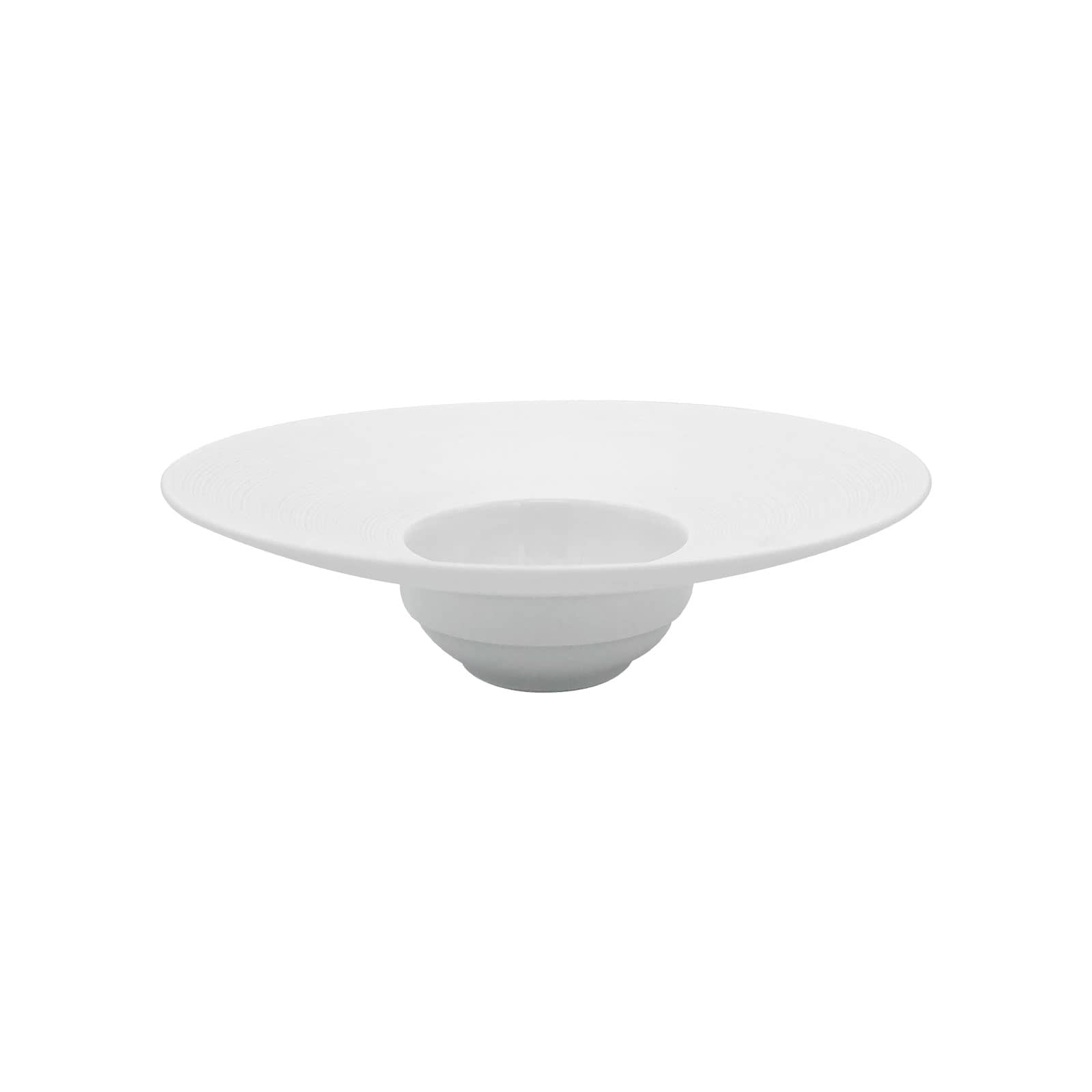 Der Hémisphère Satin white Suppenteller klein von Coquet ist ein tiefer Teller aus weißem Porzellan mit einem matten Rillen-Finish auf der Fahne.