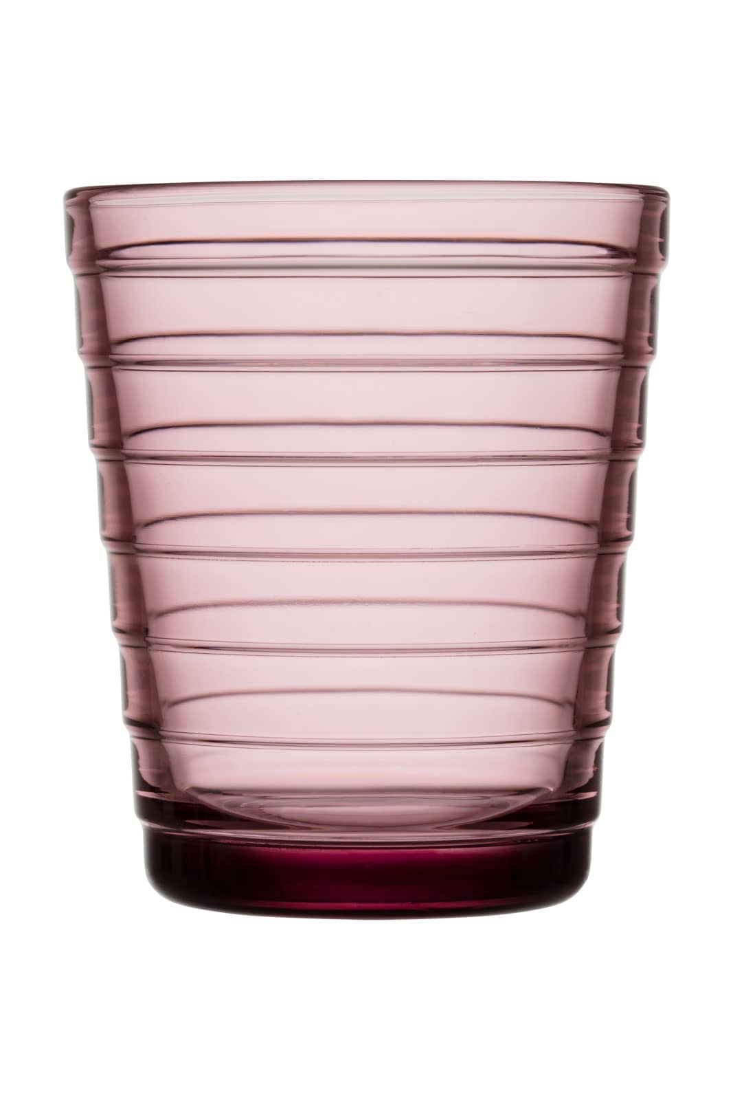 Das Aino Aalto Glas in violett ist ein Trinkglas in einem rauchigen Lilaton. Es ist geziert von horizontalen Rippen.