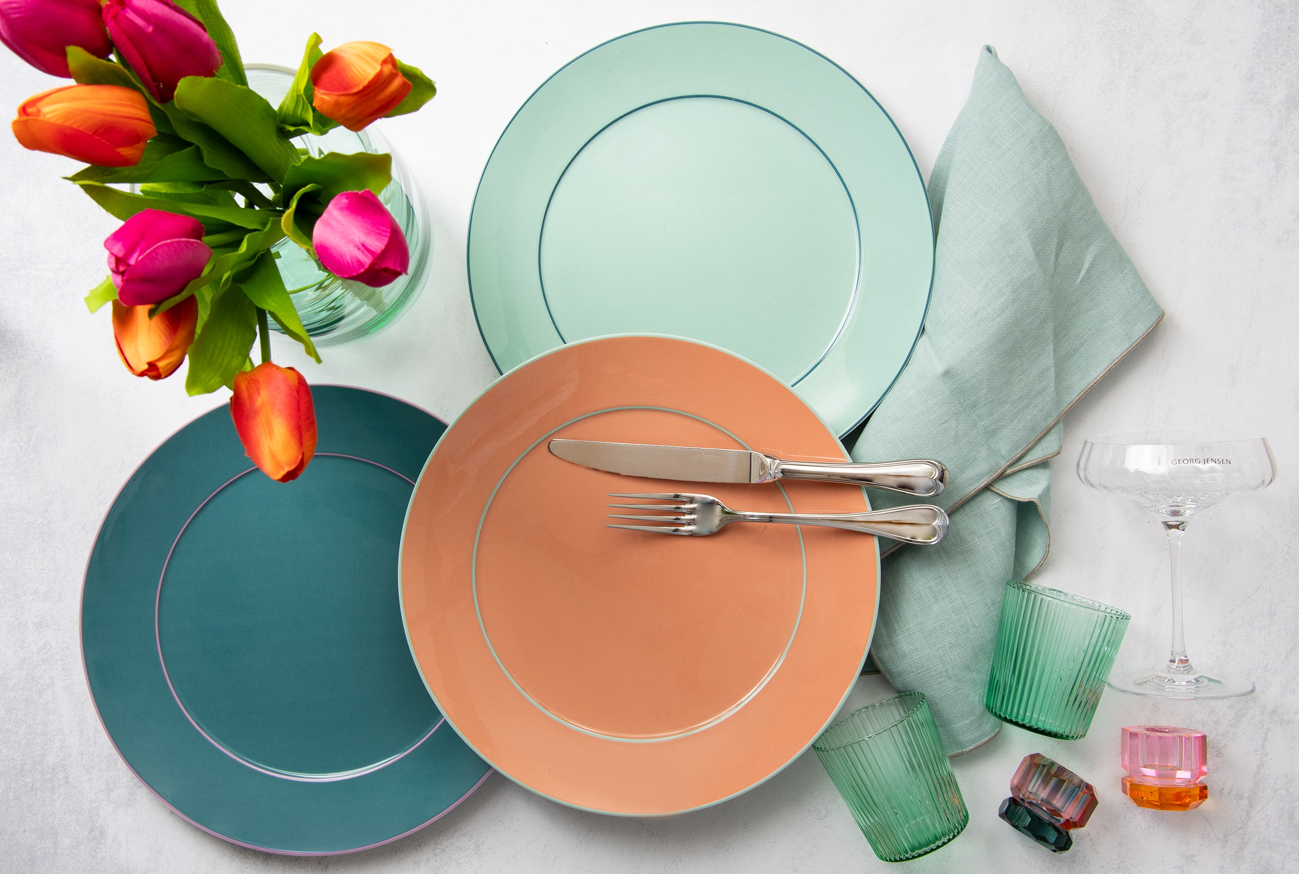 Verschieden farbige Meissen Urban Colors Teller als Stimmungsbild zusammen mit anderen Tischaccessoires auf einem Tisch dekoriert.