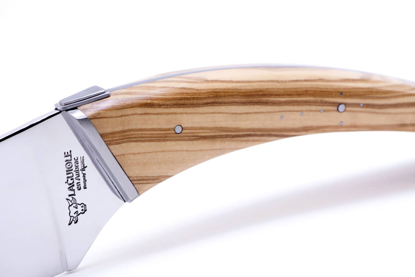 Detailansicht des Griffes vom Le Buron Käsemesser Olivenholz von Laguiole en Aubrac.