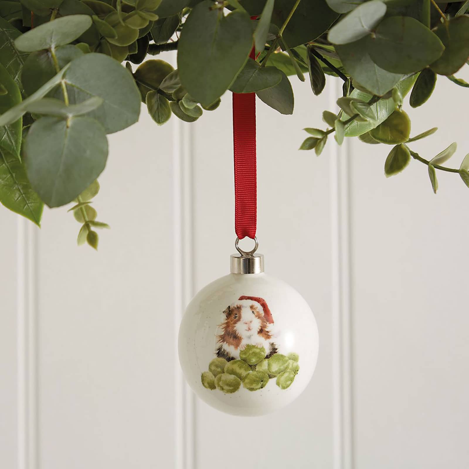 Royal Worcester Wrendale Designs Weihnachtskugel Sprouts / Meerschweinchen