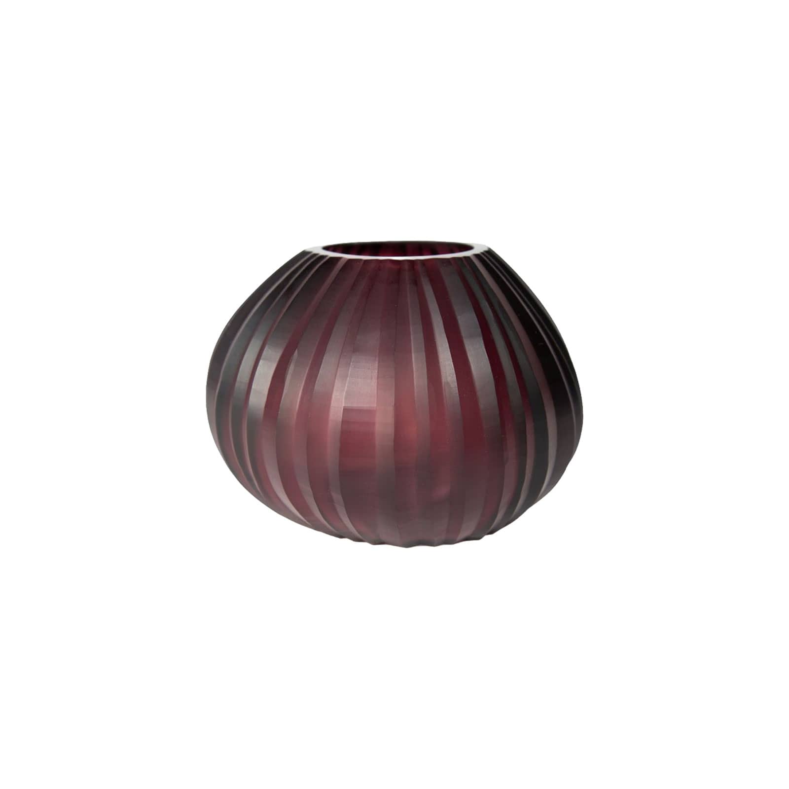 Die Otovalo Vase Small in amethyst von Guaxs ist eine Blumenvase aus dunkellilanem Glas mit einer handgeschliffenen, geriffelten Oberfläche.