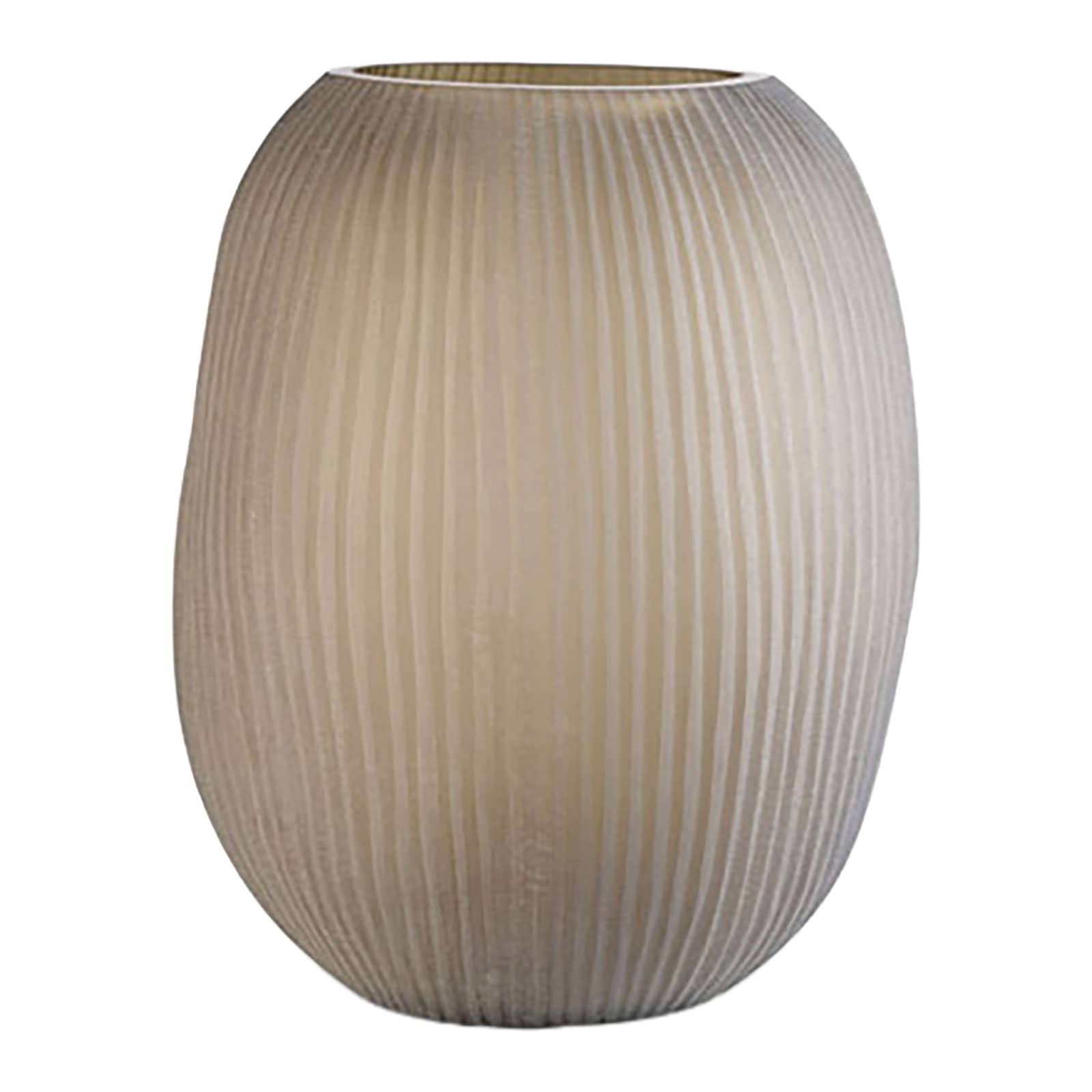 Die Nagaa Vase in smokegrey von Guaxs ist eine Blumenvase aus grauem Glas, handgeschliffen mit einer geriffelten Oberfläche.