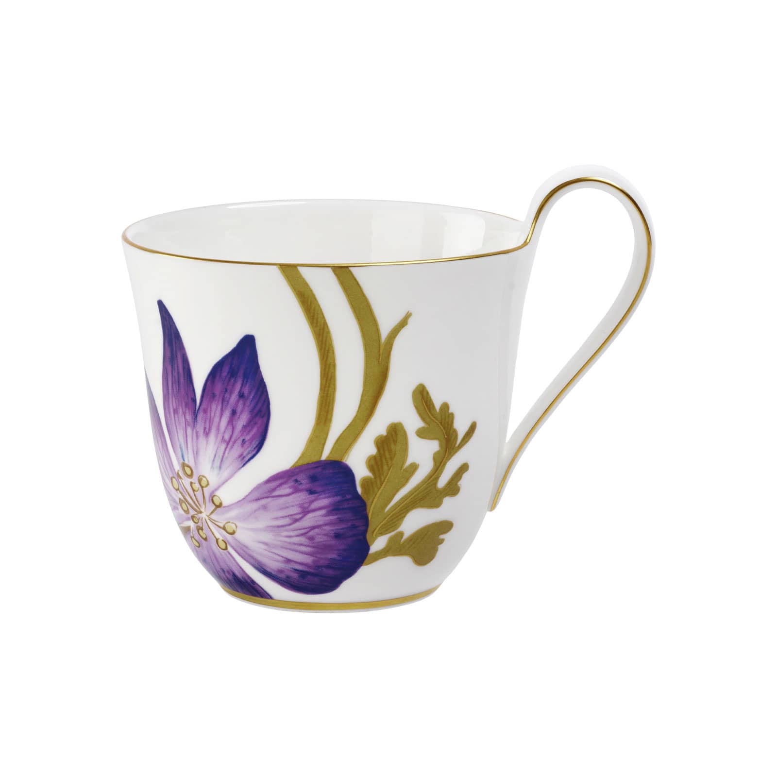 Die Flora Hochhenkeltasse Stiefmütterchen von Royal Copenhagen ist ein Porzellanbecher, dessen Henkel über den Becherrand hinausragt. Er ist geziert von einem glänzenden Goldrand und einer naturgetreuen Illustration von einem lilafarbenen Stiefmütterchen.