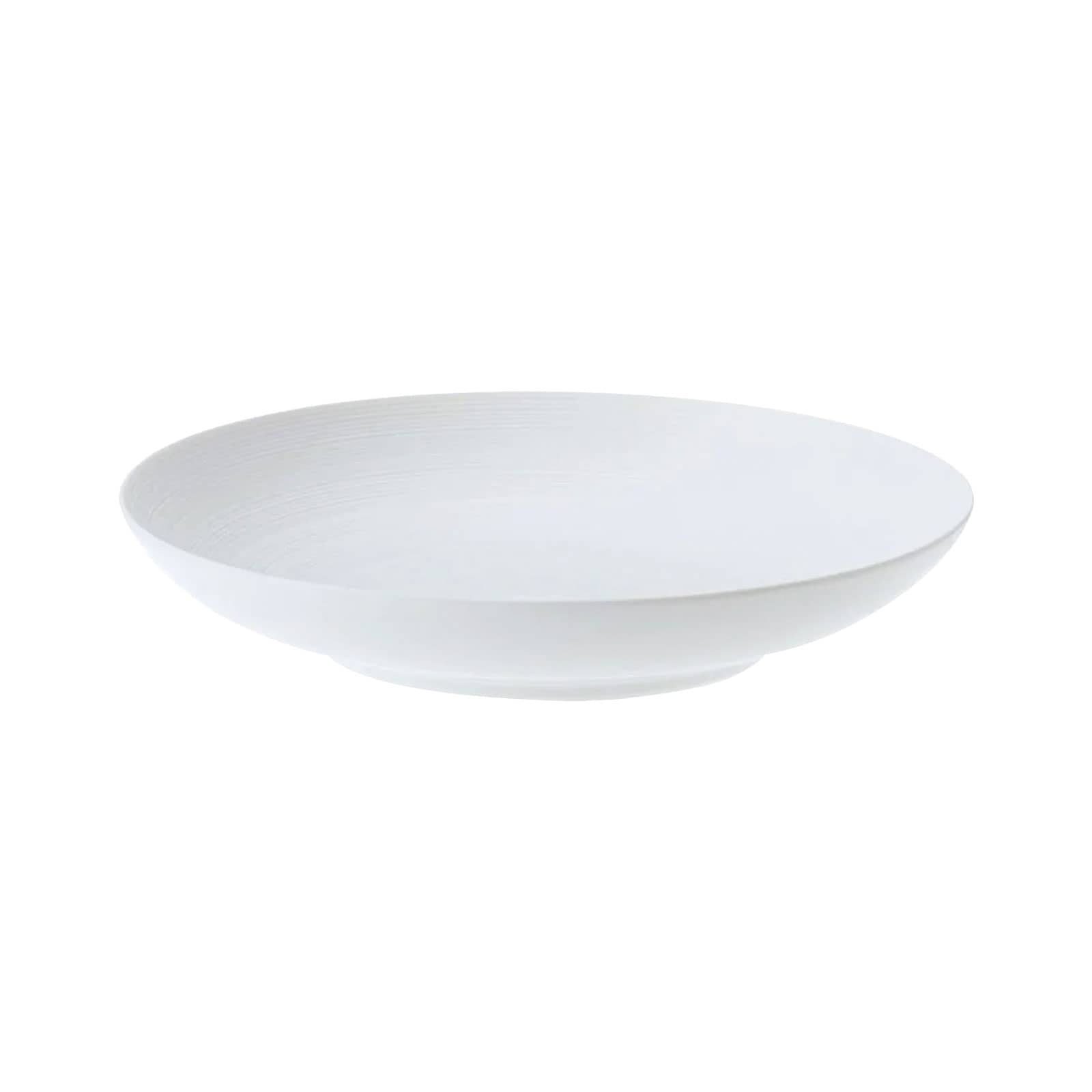 Der Hémishphère Satin white Pastateller von Coquet ist ein tiefer Teller in Coupe-Form. Er besteht aus weißem Porzellan und hat auf der Außenseite ein mattes Rillen-Finish.