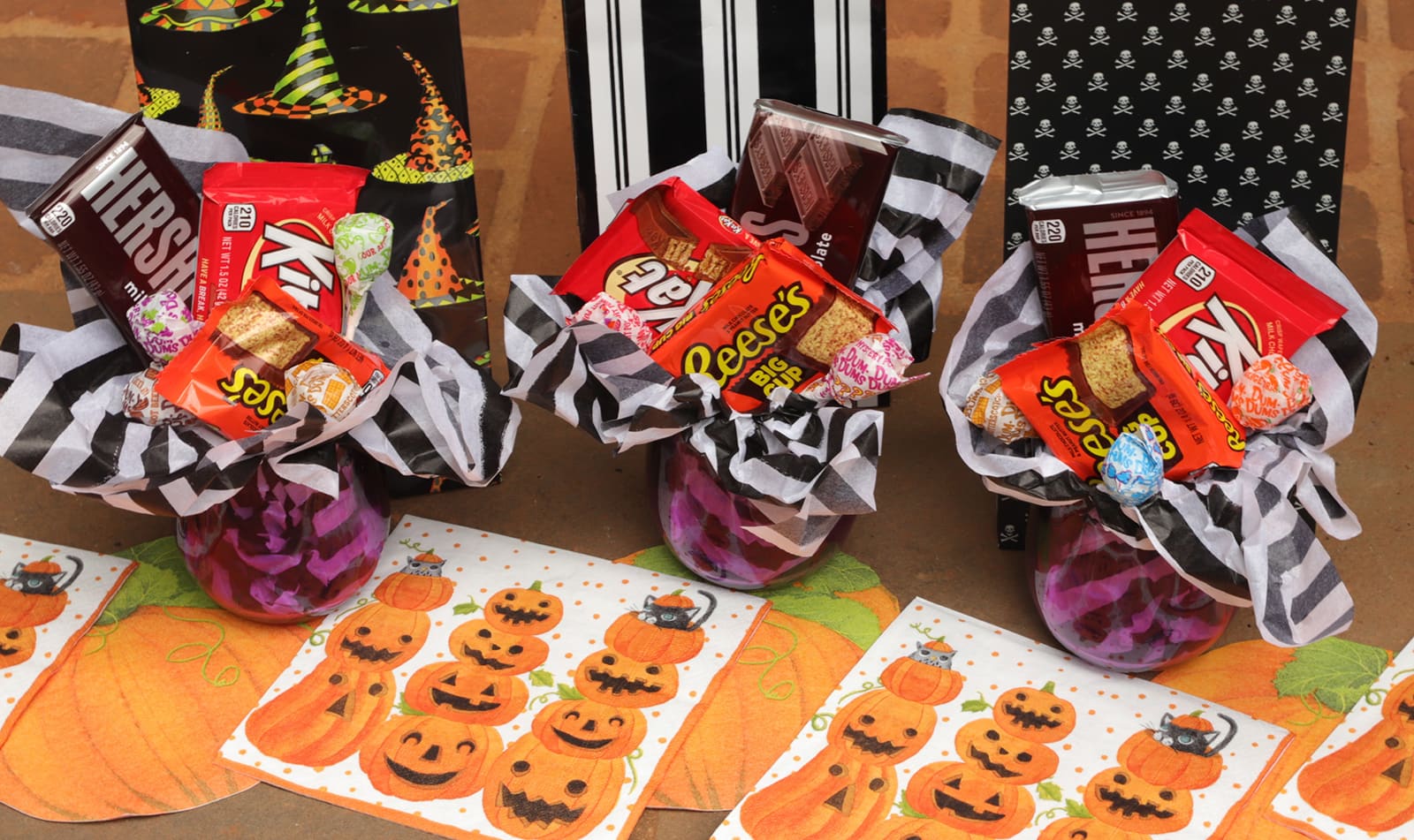 Auf einem für eine Halloween-Party gruselig eingedeckten Tisch sorgen die Lunchservietten Jack O'Lanterns von Caspari zusätzlich für Stimmung.