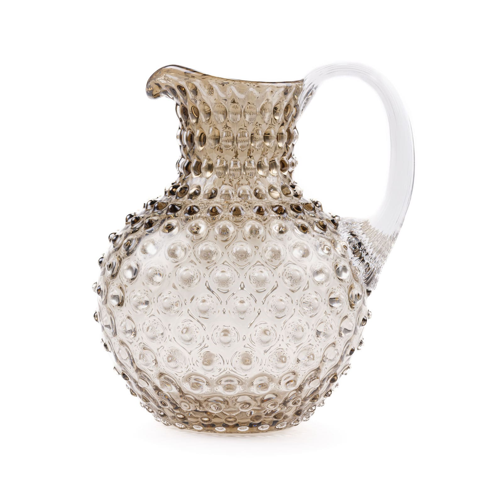 Der Paris Hobnail Krug Cashmere von Anna von Lipa ist ein klarer beiger Glaskrug mit bauchiger Form und kleinen Knubbeln auf der Oberfläche.