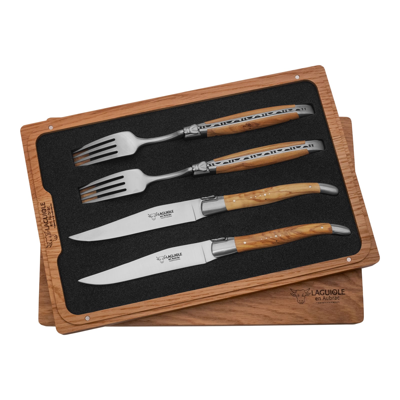 Das Steakbesteck 4-teilig Olivenholz von Laguiole en Aubrac liegt gebettet in eine Holzschachtel mit Magnetverschluss. Das Set besteht aus je zwei Steakgabeln und Steakmessern mit Griffschalen aus hübsch gemasertem Olivenholz.
