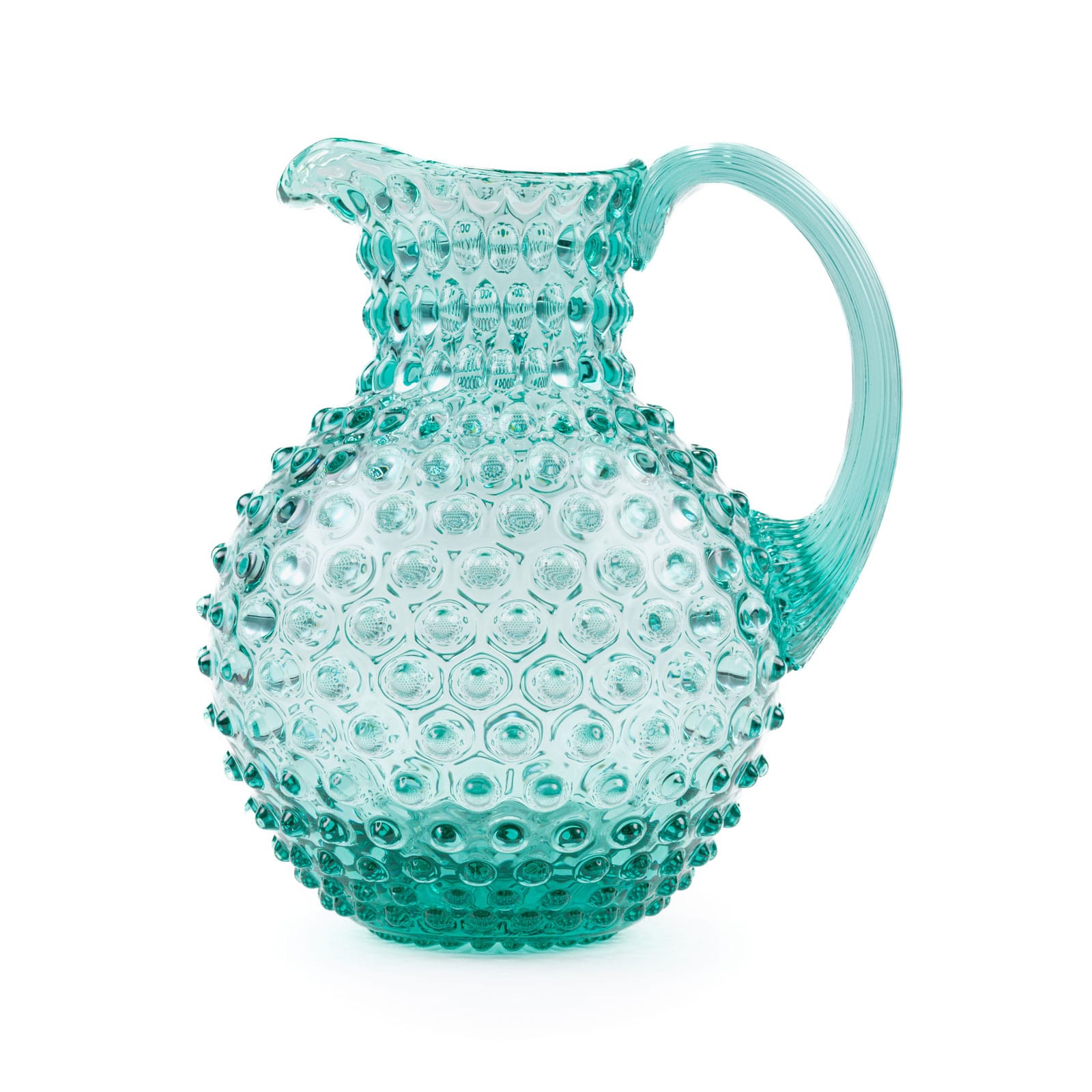 Der Paris Hobnail Krug Beryl von Anna von Lipa besteht aus türkisem Glas und hat eine bauchige Form mit kleinen Knubbeln auf der Oberfläche.