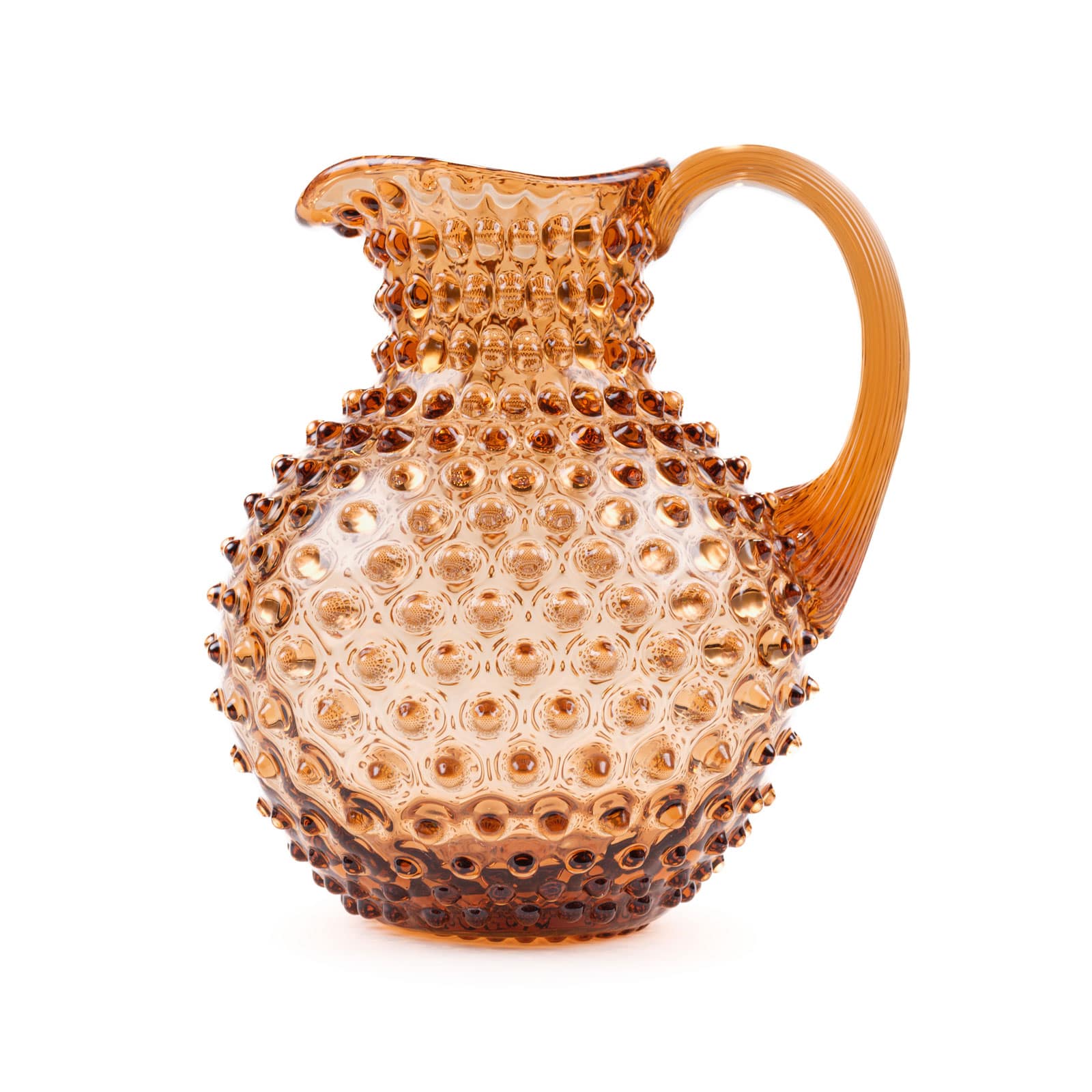 Der Paris Hobnail Krug New Brown von Anna von Lipa ist ein brauner Glaskrug mit bauchiger Form und kleinen Knubbeln auf der Oberfläche.