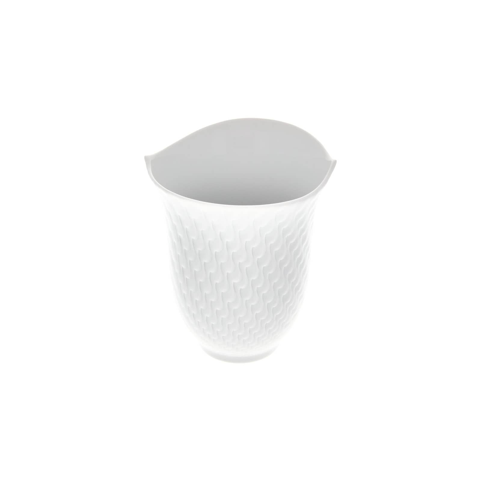 Der Wellenspiel Relief Becher von Meissen ist ein strukturierter Porzellanbecher ohne Henkel und mit einem wellenartig geschwungenen oberen Rand.