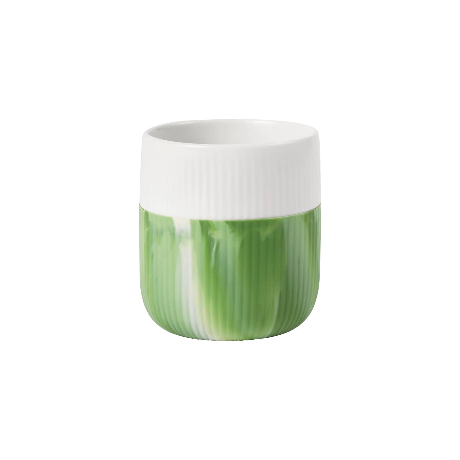 Der Gerippt Contrast Becher Marble Green Grass ist ein weißer Porzellanbecher mit einem grün-weiß marmorierten Silikonmantel um die untere Hälfte.