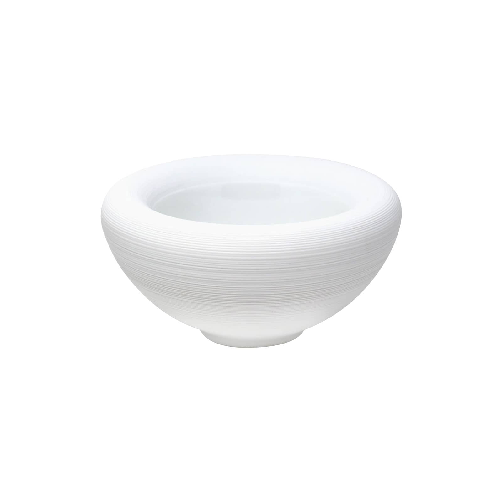 Die Hémisphère Satin White Bubble Bowl von Coquet ist eine doppelwandige Schüssel mit dickem Rand. Sie besteht aus weißem Porzellan und hat ein mattes Rillen-Finish.