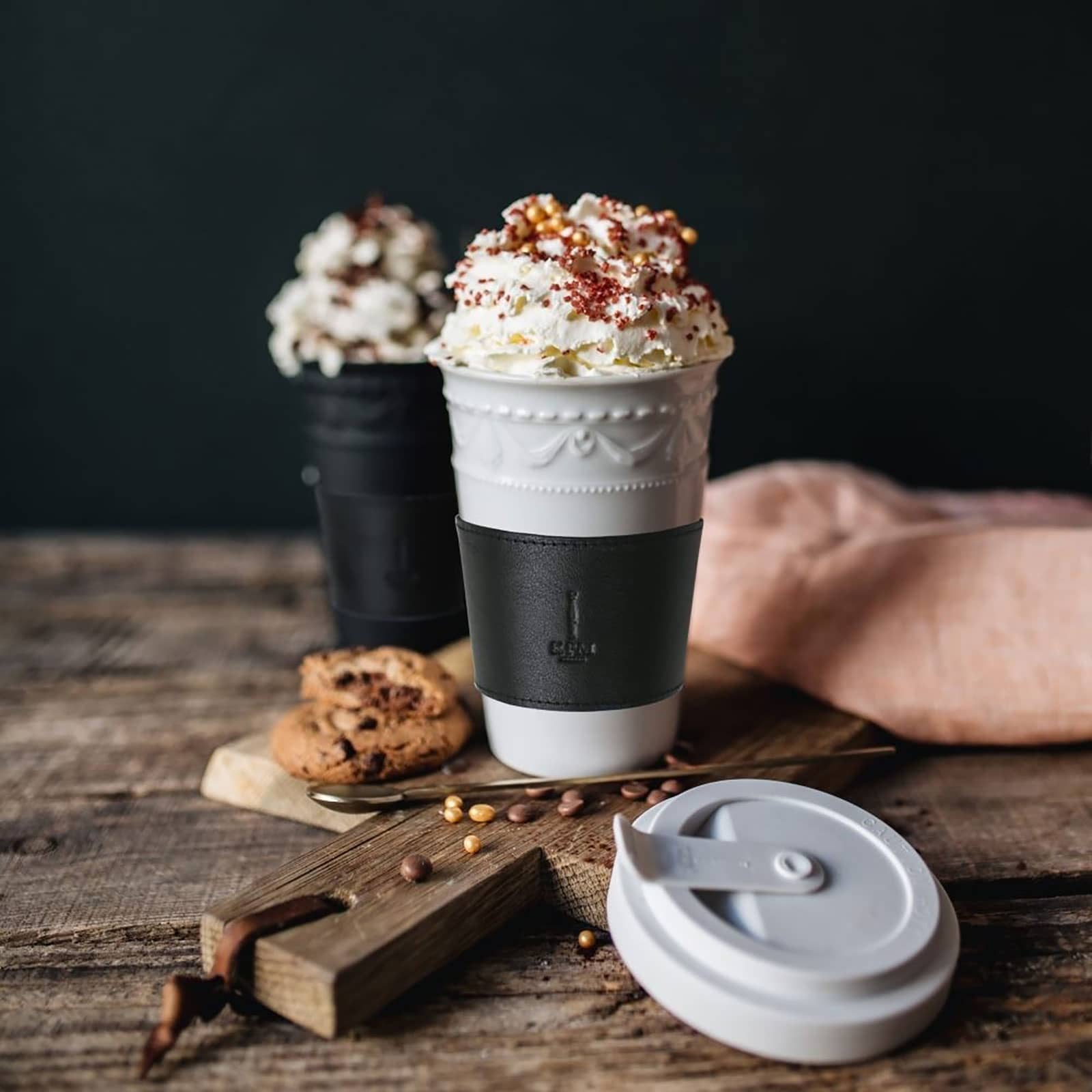 KPM -  Berlin Kurland To-Go Becher Set Black&White mit Deckel & 2 Ledermanschetten