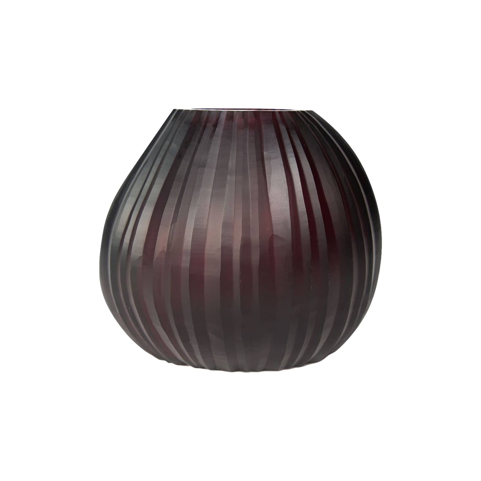 Die Otavalo Vase Round in amethyst von Guaxs ist eine lilane Glasvase mit einer handgeschliffenen geriffelten Oberfläche.