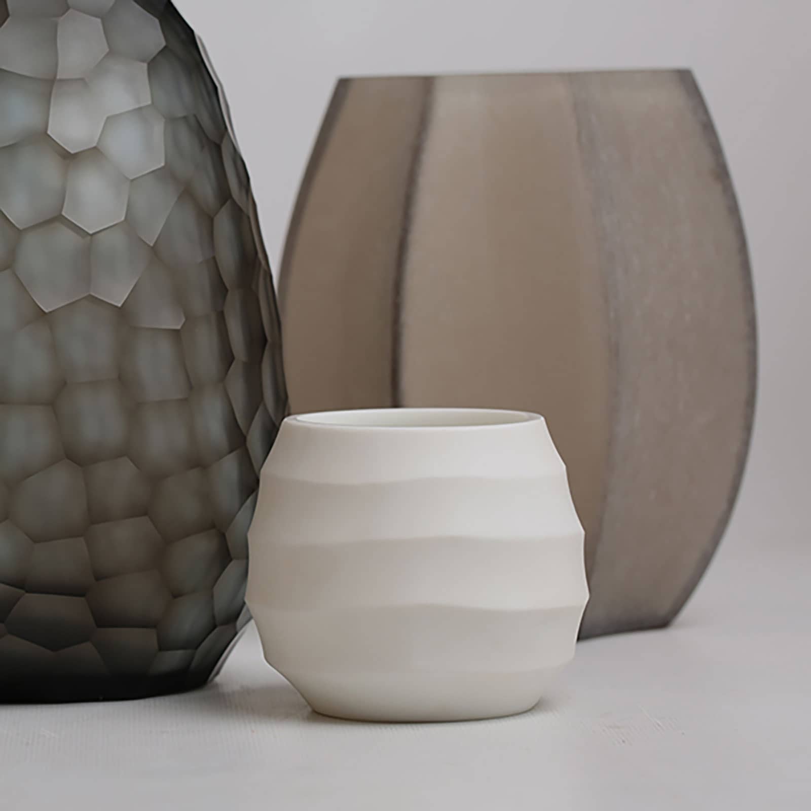Ansicht mehrerer Guaxs Vasen und Windlichter nebeneinander, darunter auch die Koonam Vase.