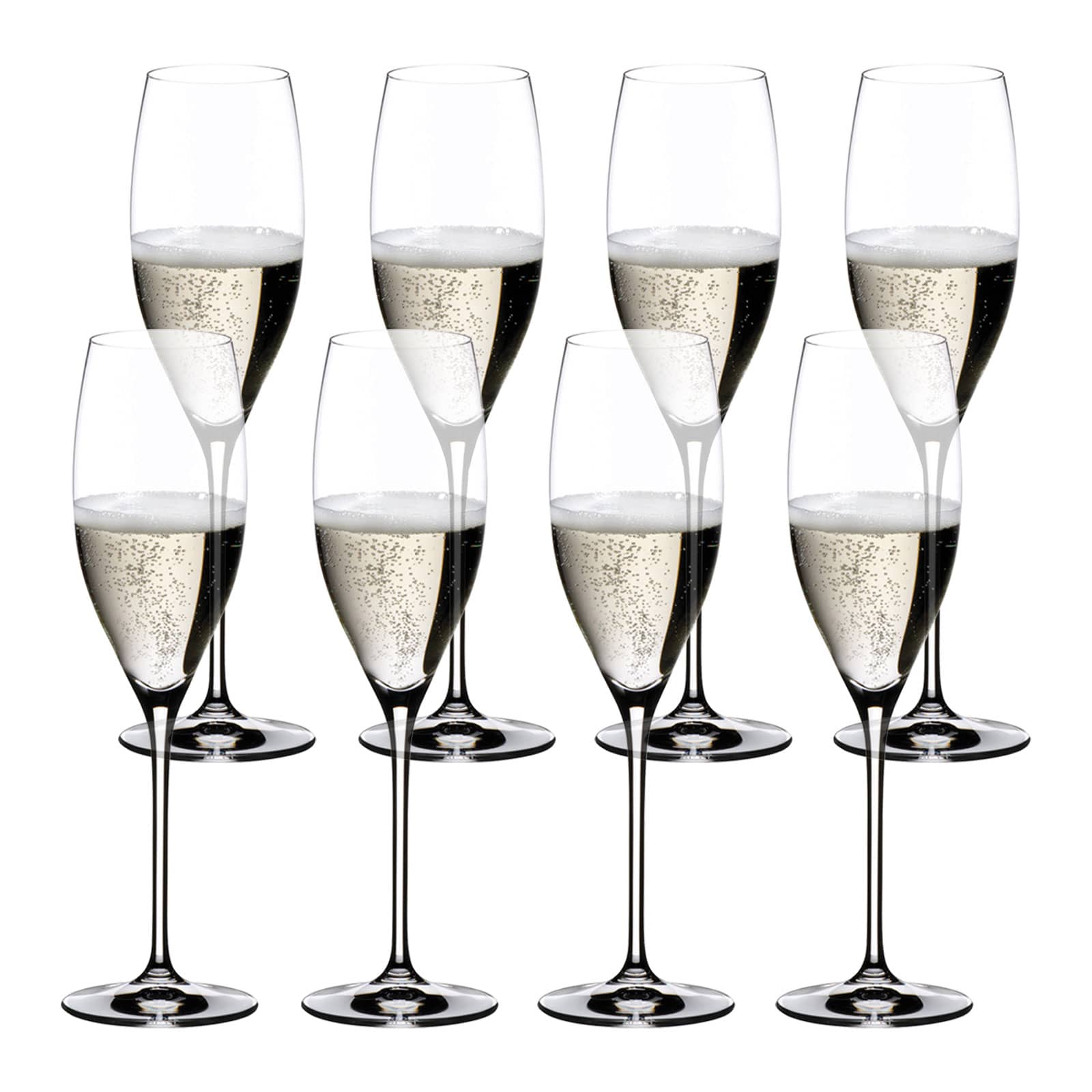 Versetzt stehen neben- und hintereinander acht Sektgläser der Serie Vinum von Riedel. In ihnen befindet sich sprudelnder Schaumwein.